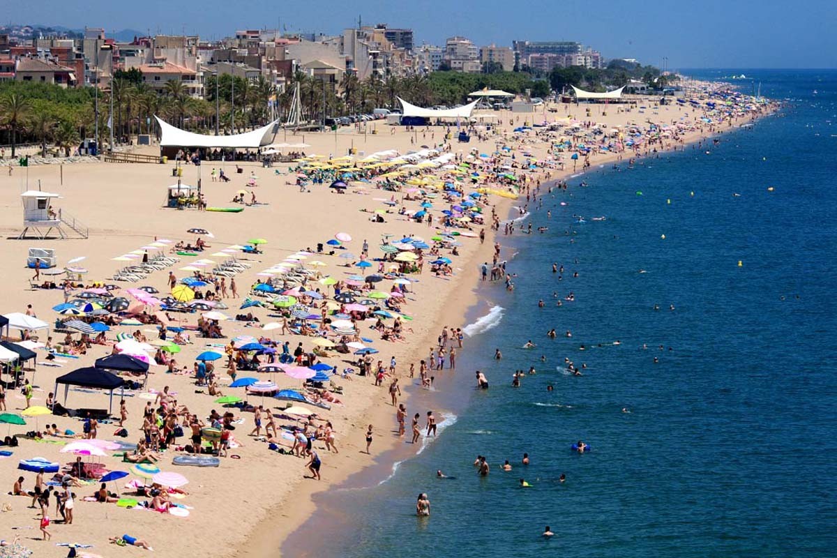 Una platja a la costa de Barcelona a l'agost.