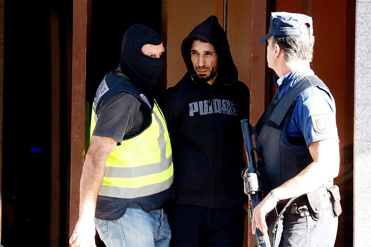 El detingut a Canovelles, sortint del seu domicili