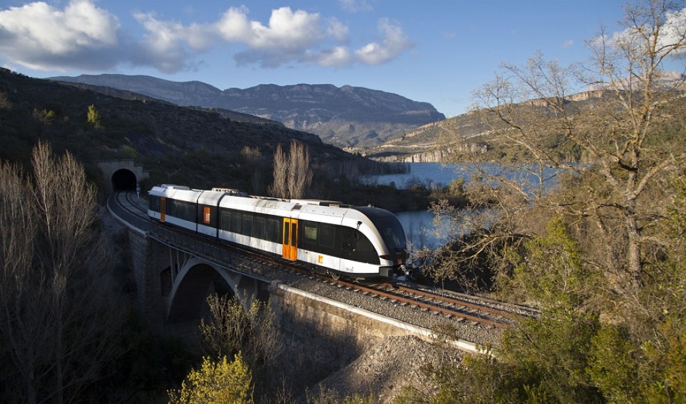 El tren de la Pobla creuant un pont del pantà de Sant Antoni
