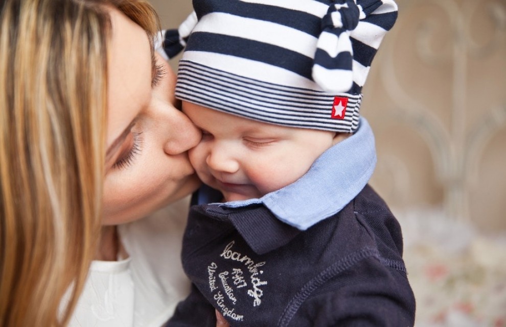 Una mare fent un petó al seu fill