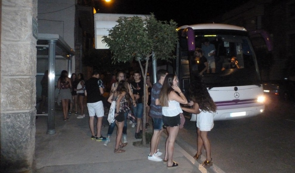 Joves a punt de pujar al bus