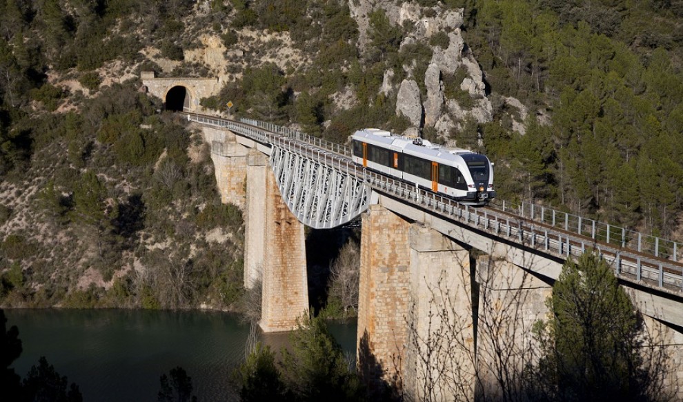 El tren de la Pobla creua un pont a les portes del Pallars Jussà