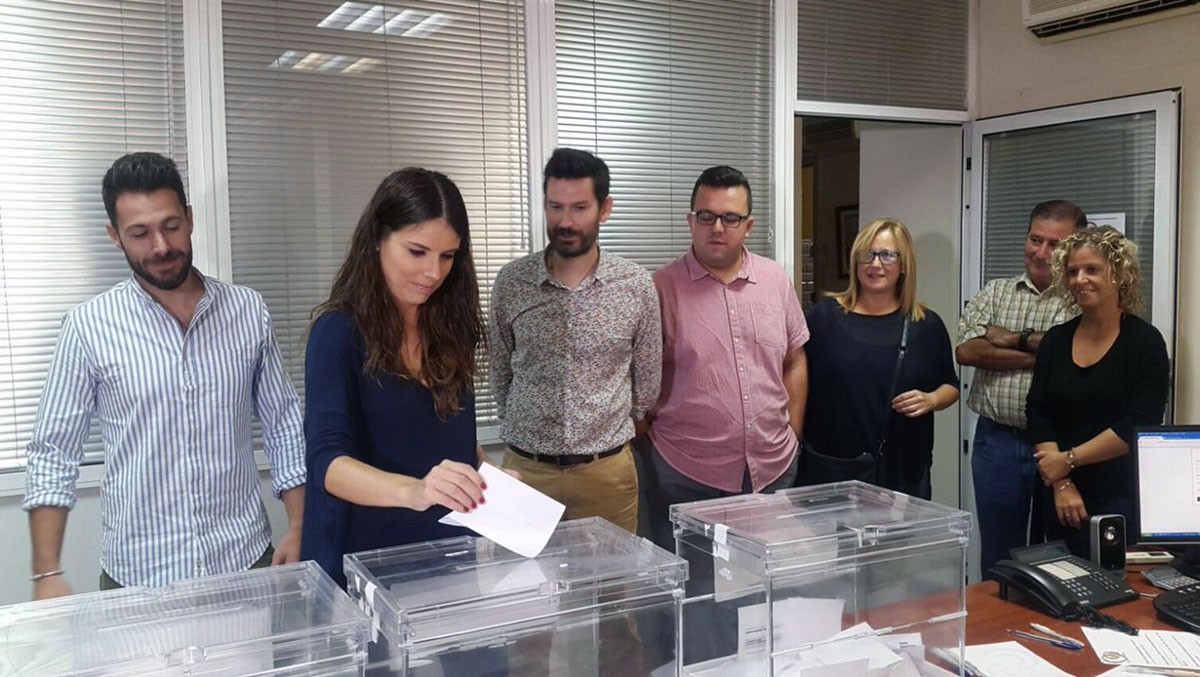 La nova líder territorial, Mònica Sales, ahir, durant la votació.