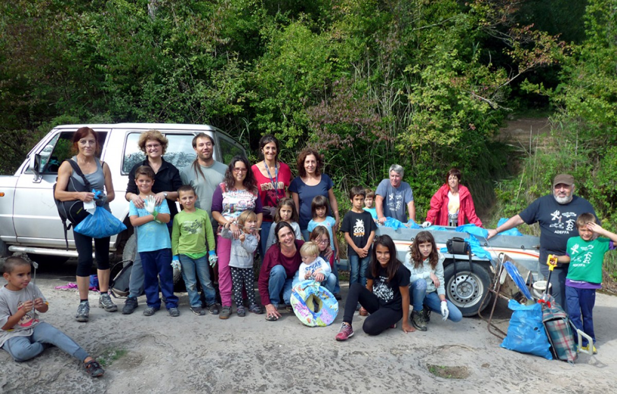 Grup de voluntaris que han participat en la recollida d'escombraries a la Riera de Merlès