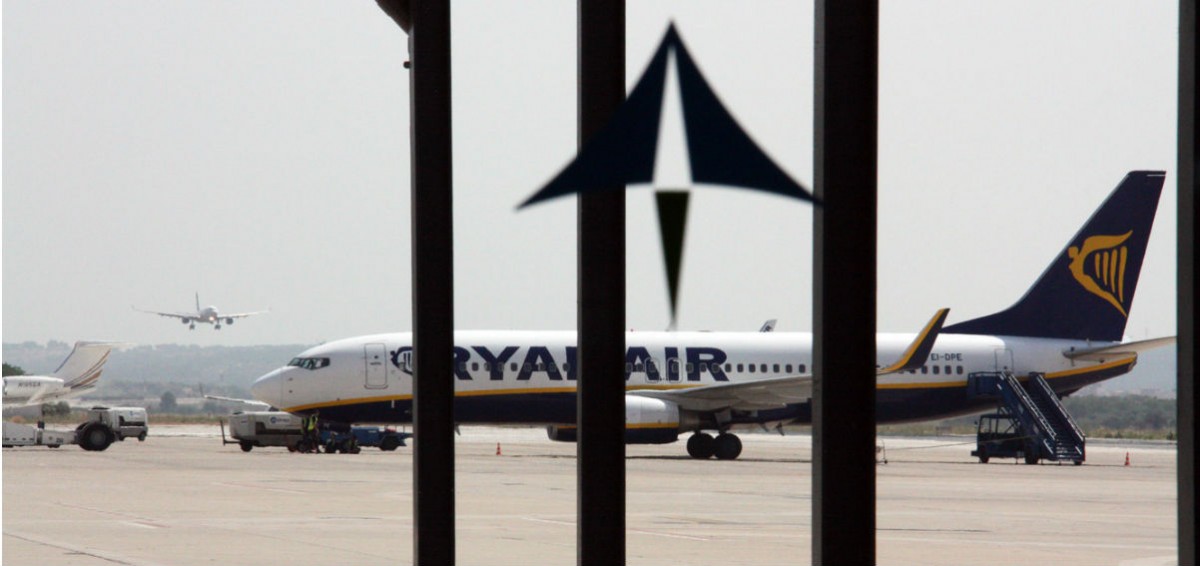 Un avió de Ryanair vist des de la terminal de sortides de l'aeroport de Reus