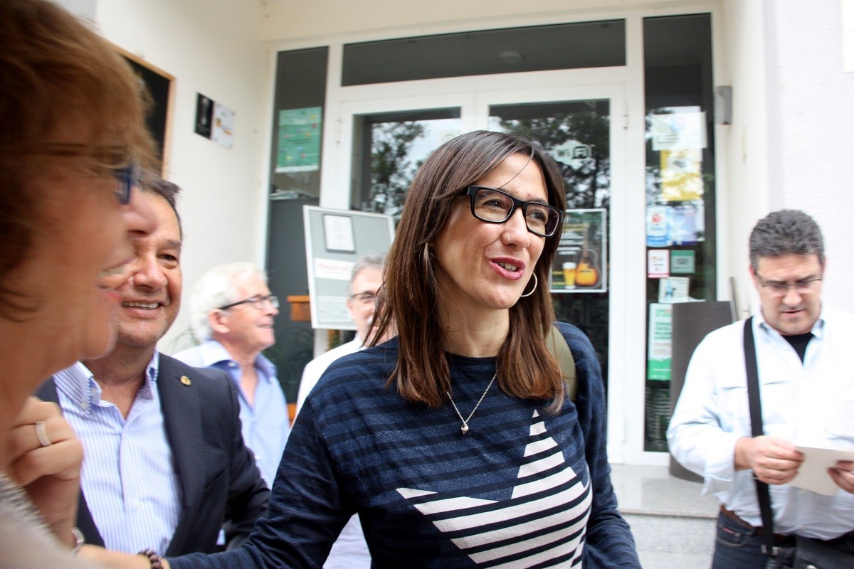 La candidata a les primàries del PSC, Núria Parlón, saludant militants i simpatitzants del partit amb els quals s'ha reunit a Amposta.