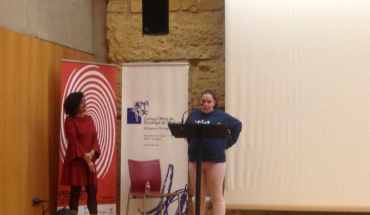 La Fàtima, estudiant de l'IES Pere Martell Tarragona recollint el premi EDUCURT Express                 