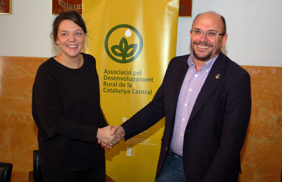 L'alcaldessa de Berga, Montse Venturós, signant en conveni amb el president de l'Agència pel Desenvolupament Rural, Antoni Clement