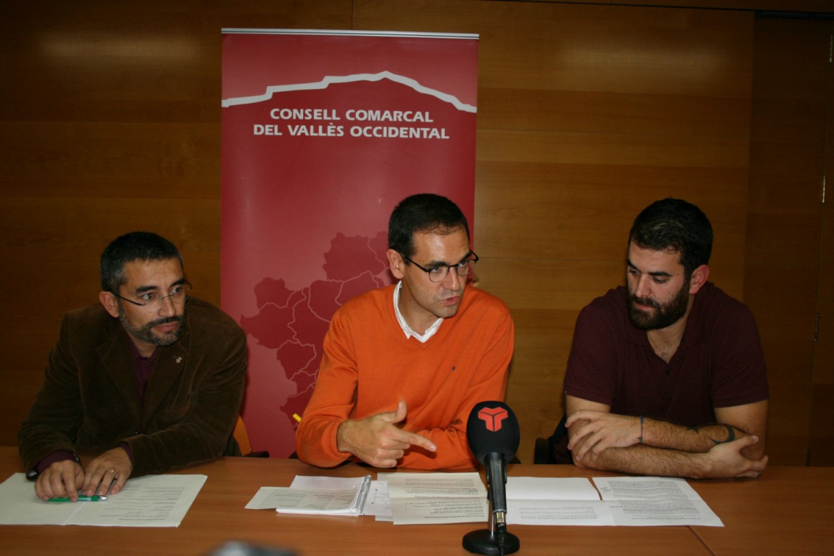 El president del Consell Comarcal, Ignasi Giménez, acompanyat pels regidors de Serveis Socials de Terrassa i Sabadell