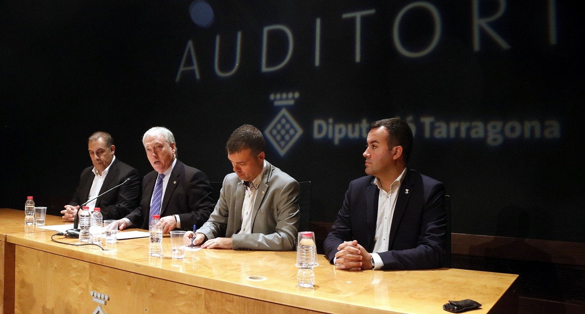 El president de la Diputació de Tarragona, Josep Poblet, presentant el PAM 2017-2020 al costat dels vicepresidents Josep Cruset i Josep Masdeu, i el diputat d'Hisenda i Economia, Lluís Soler.