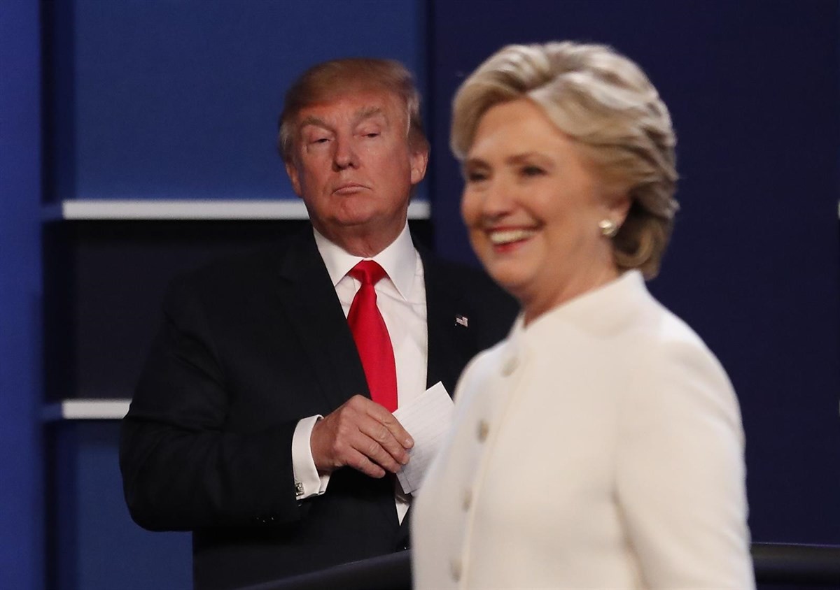 Trump, mirant-se Clinton al debat