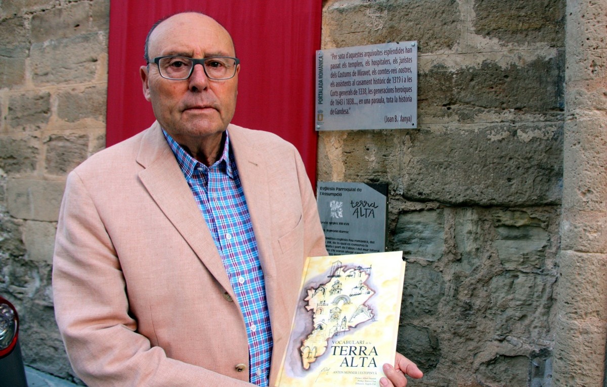 L'escriptor i historiador Anton Monner, mostrant el seu darrer llibre 'Vocabulari de la Terra Alta'. 