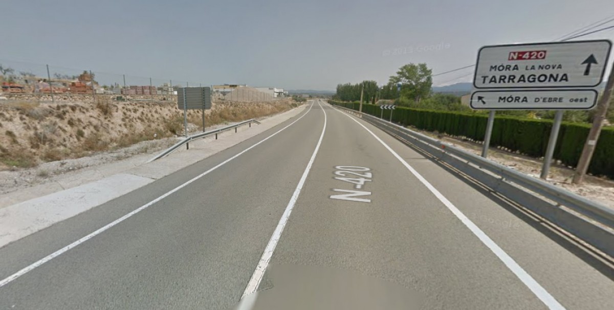 La carretera N-420 al pas per Móra d'Ebre.