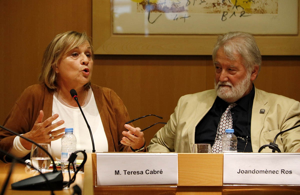 Teresa Cabré i Joandomènec Ros en un acte de l'IEC.