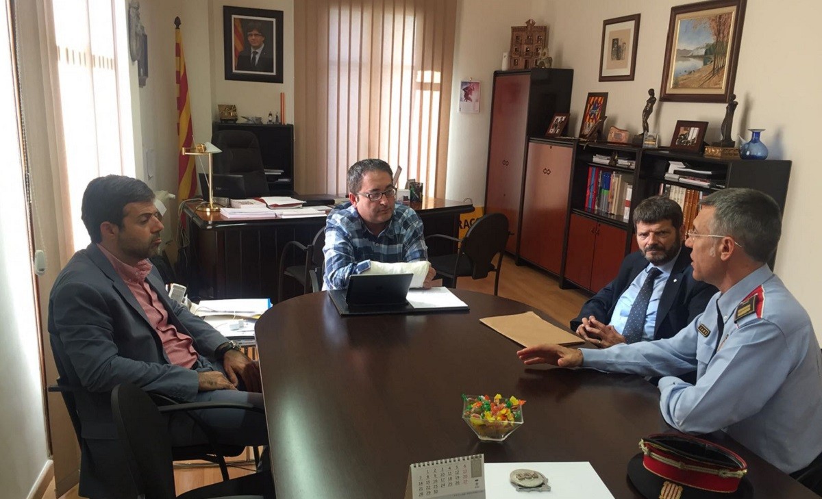 L'alcalde de Móra d'Ebre, Joan Piñol, amb el director general de la Policia, Albert Batlle, i el comissari en cap dels Mossos, Miquel Esquius, reunits.