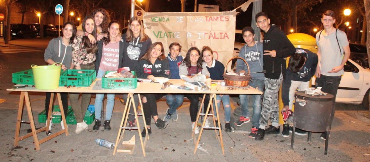 (Arxiu) Un grup d'estudiants en una parada de castanyes a Solsona
