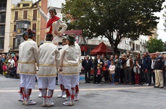 El seguici festiu de Cervera ocupa els carrers de Manresa