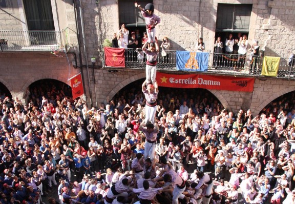 El 3 de 9 amb folre i pilar dels Minyons de Terrassa a Girona