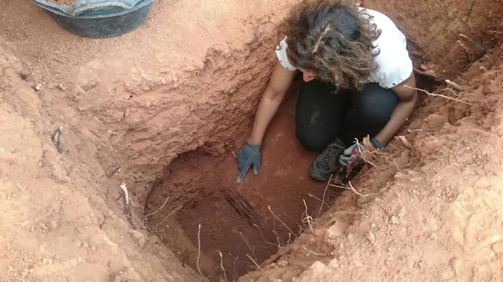 Exhumació de les restes de la fossa al cementiri de Tremp