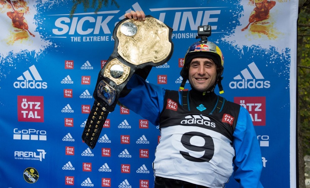 Aniol Serrasolses, mostra orgullós el cinturó de campió del món