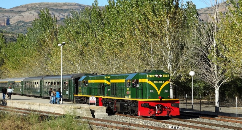 El Tren dels Llacs aturat a l'estació de la Pobla de Segur.
