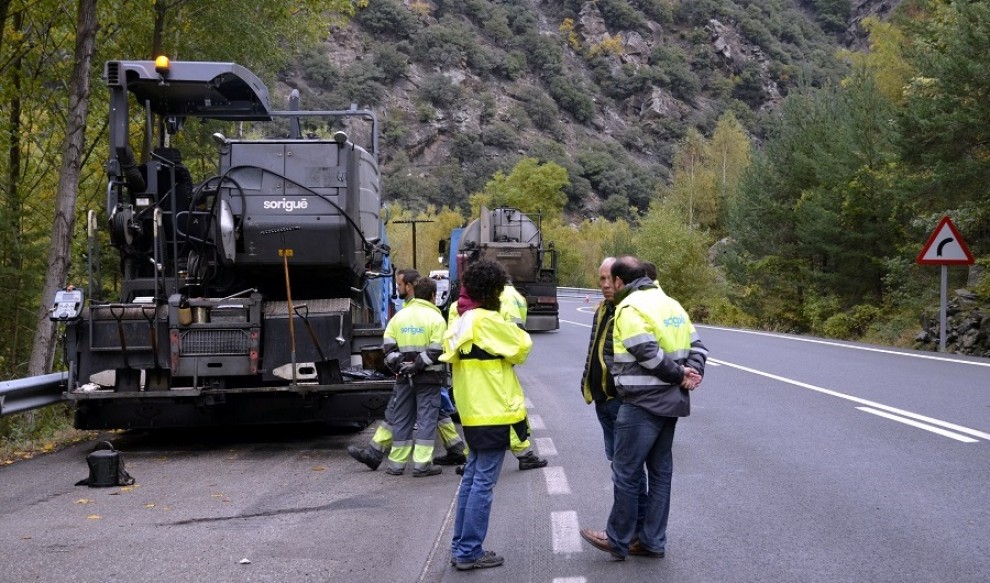 Operaris a peu de carretera on avui s'han iniciat les obres