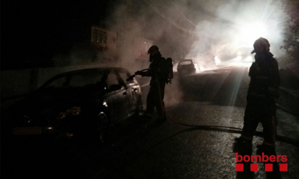 Els Bombers, apagant l'incendi de vehicles a l'Ametlla del Vallès