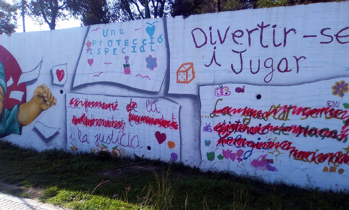 Mural sobre els Drets dels Infants a la Balconada, amb les pintades que hi han fet