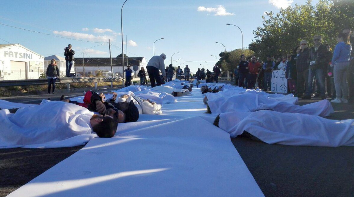 En el 125è tall desenes de persones es van estirar al terra de l'N-340 sobre una línia contínua per simbolitzar les víctimes.