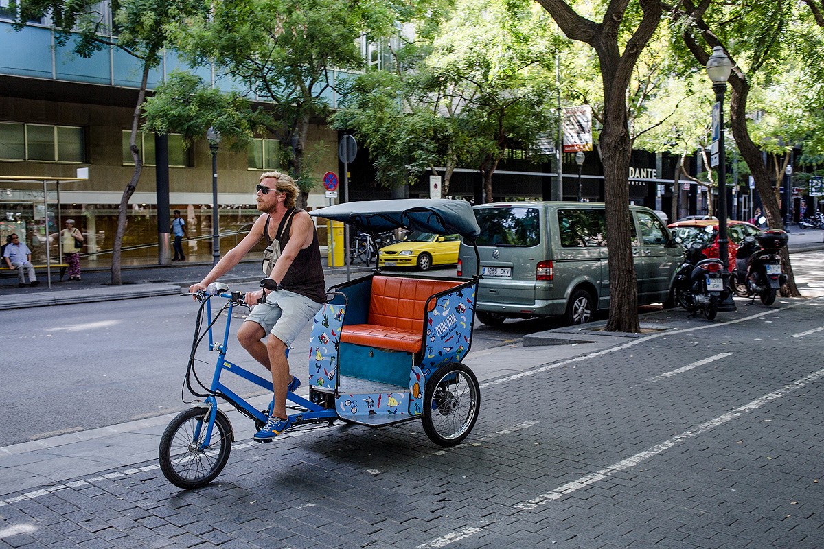 Un bicitaxi circulant per un carril bici de Barcelona.