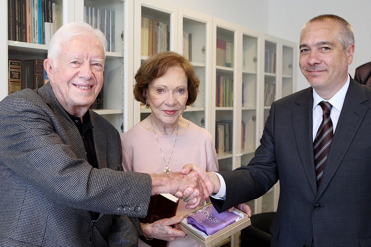L'expresident Jimmy Carter, a l'esquerra, amb la seva esposa i Pere Navarro, l'any 2010.