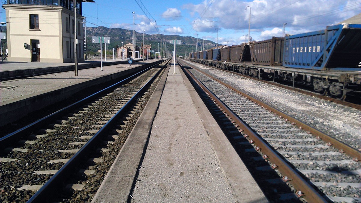 La línia ferroviària R-15, al seu pas per l'estació de Móra la Nova.