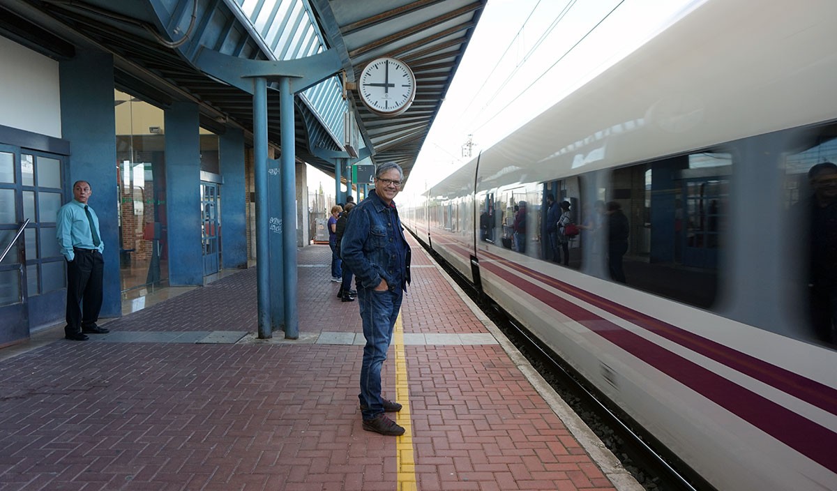 Foto d'arxiu de l'alcalde de l'Aldea, Dani Andreu, a l'arribada del primer Euromed que es va aturar a l'estació de l'Aldea el passat 12 de novembre.