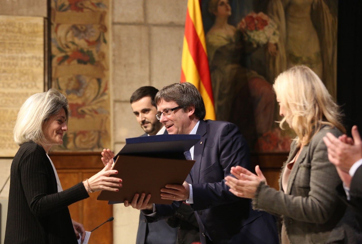 Karma Peiró, directora de NacióDigital, rep el premi de mans del president Carles Puigdemont