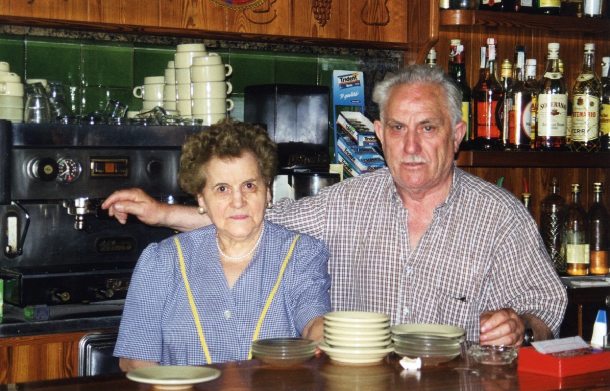 Palmira Estrada i Quimet Altamira, a la taverna de Cal Quim de Matadepera, l'any 1989