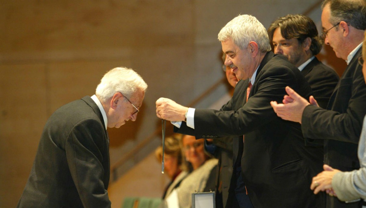 Francesc Casares rebent la Creu de Sant Jordi l'any 2004 de la mà de Pascual Maragall