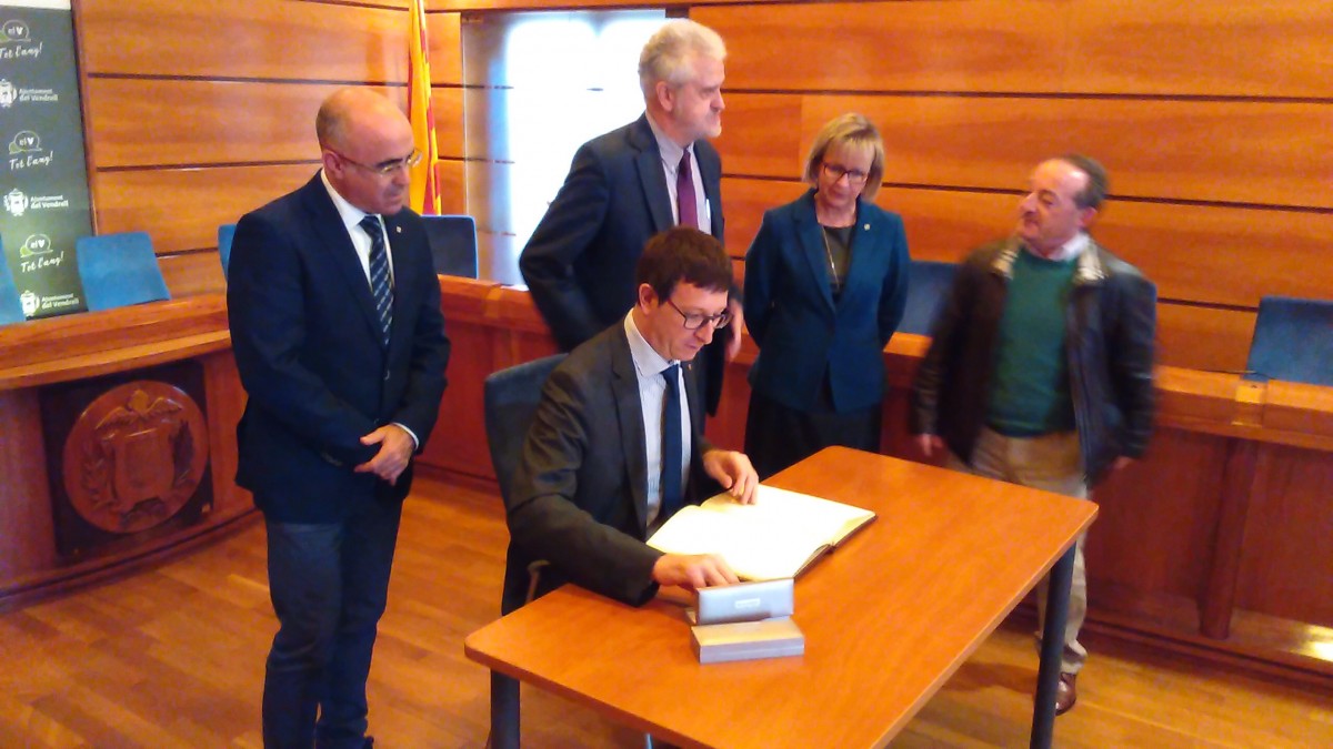 El Conseller de Justícia signa al llibre d'honor de l'Ajuntament del Vendrell