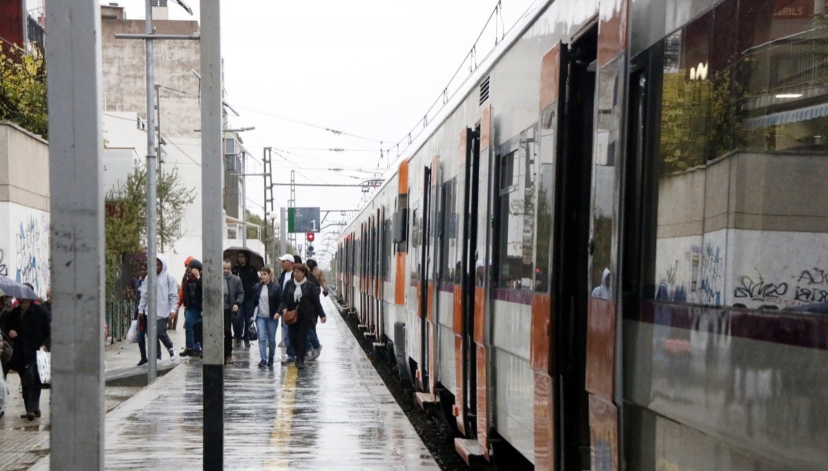 Alguns passatgers baixant del tren de la línia R-16, amb destí a Tortosa, a Cambrils per ser traslladats per carretera fins a l'Hospitalet de l'Infant.