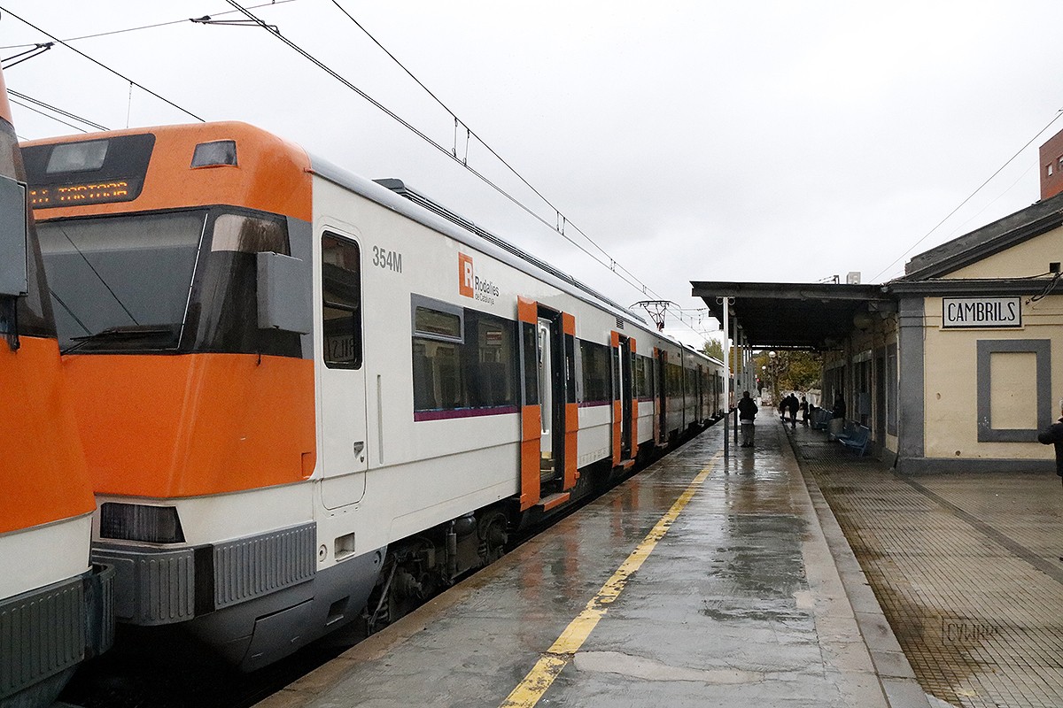 Un tren de l'R16 procedent de Barcelona en destinació a Tortosa aturat a l'estació de Cambrils, en una imatge d'arxiu. 
