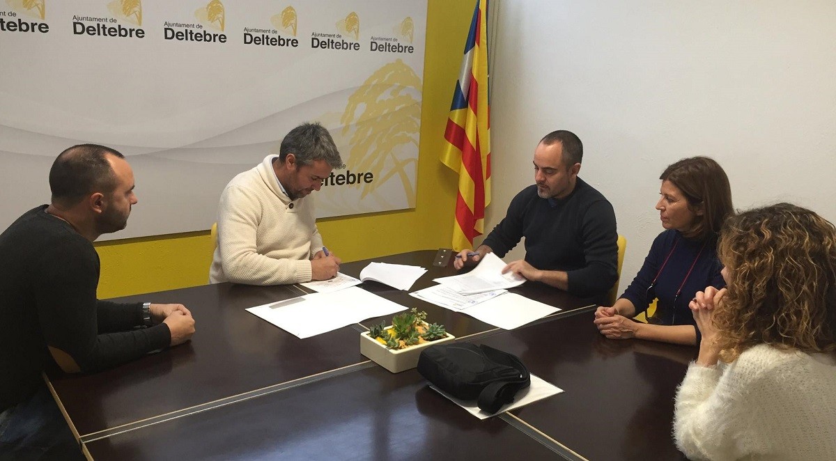 Signatura de l'acord entre Roberto Olivan i l'Ajuntament de Deltebre.