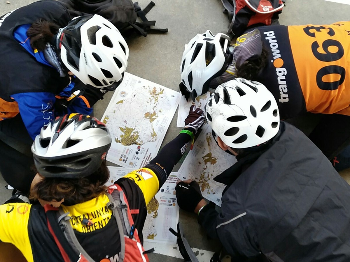 Un equip participant preparant l'estratègia amb el mapa abans de començar el raid