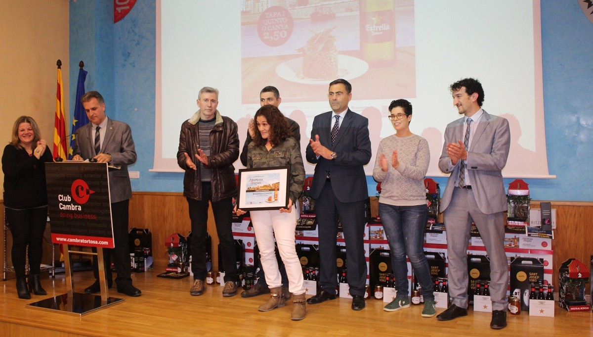Palmira Martins, xef de la Braseria 4 Camins, recollint el premi.