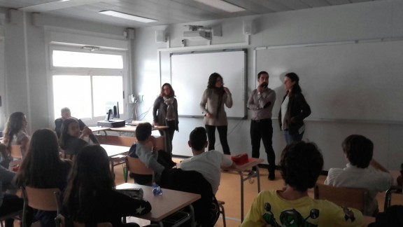 Explicant als alumnes de l'IES Vescomtat de Cabrera el procés participatiu en els pressupostos de Breda