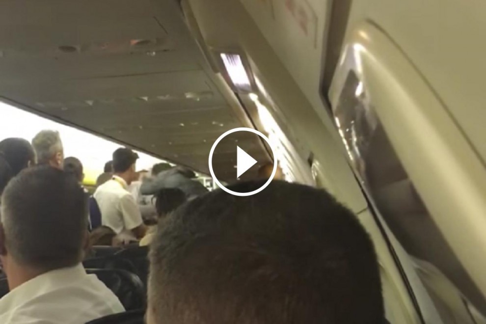La baralla dins de l'avió, enregistrada en vídeo