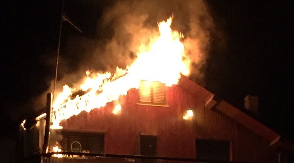 El foc va afectar la teulada i la cuina del pis sotacoberta