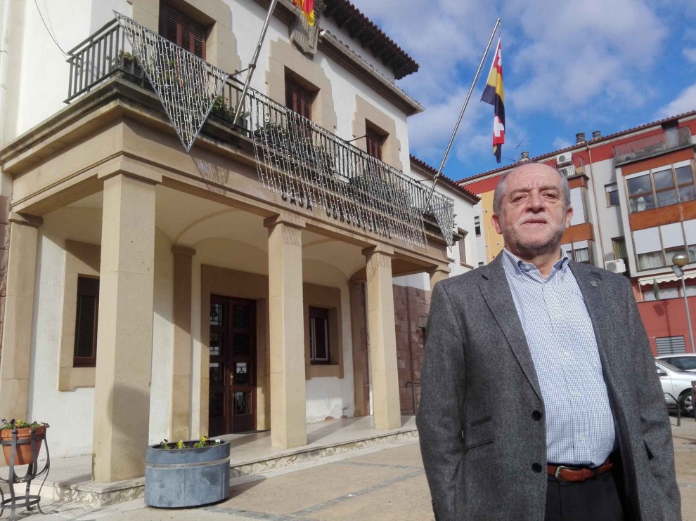 L'alcalde d'Aiguafreda, Joan Vila, al davant de l'ajuntament