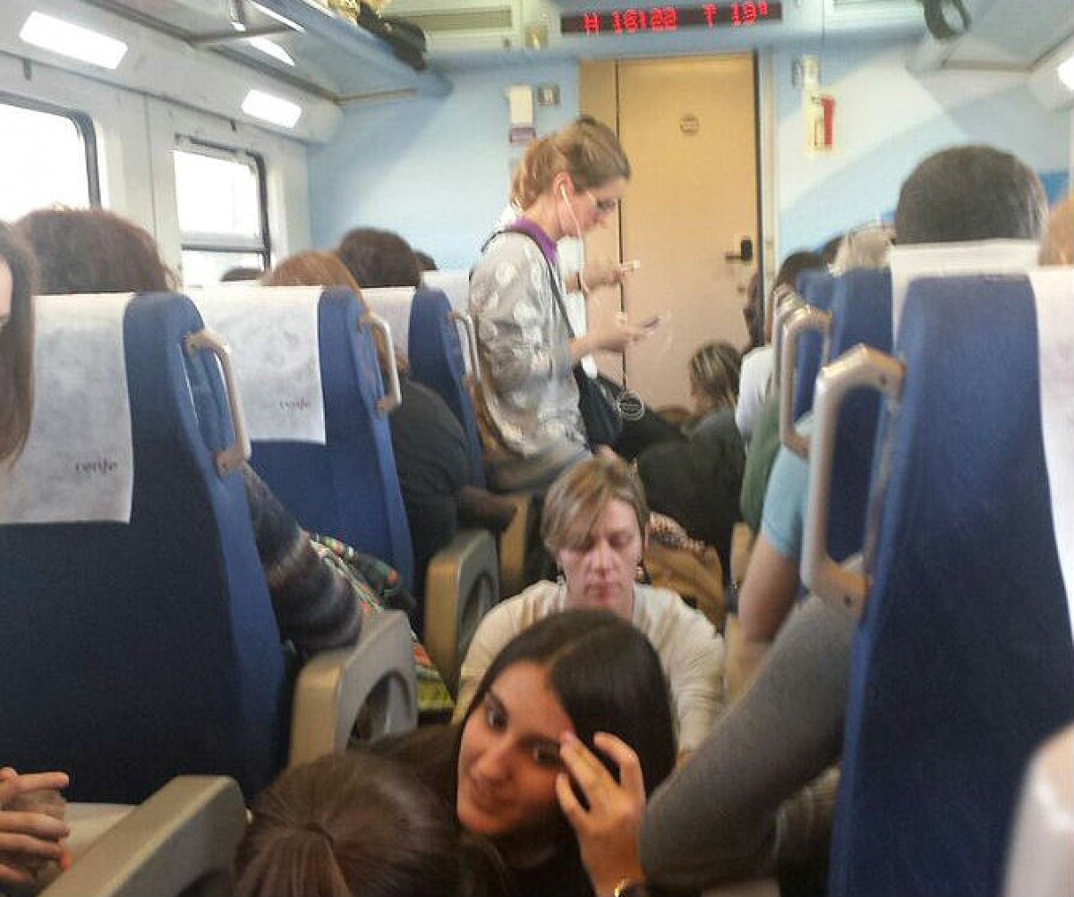 El tren transportava gent asseguda a terra i al mig dels passadissos