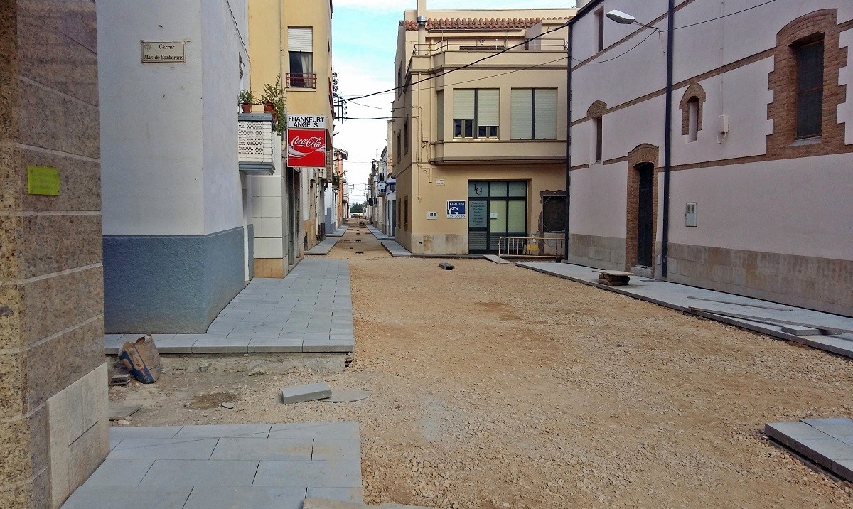 Obres de millora del carrer Mare de Déu de Montserrat de Santa Bàrbara.