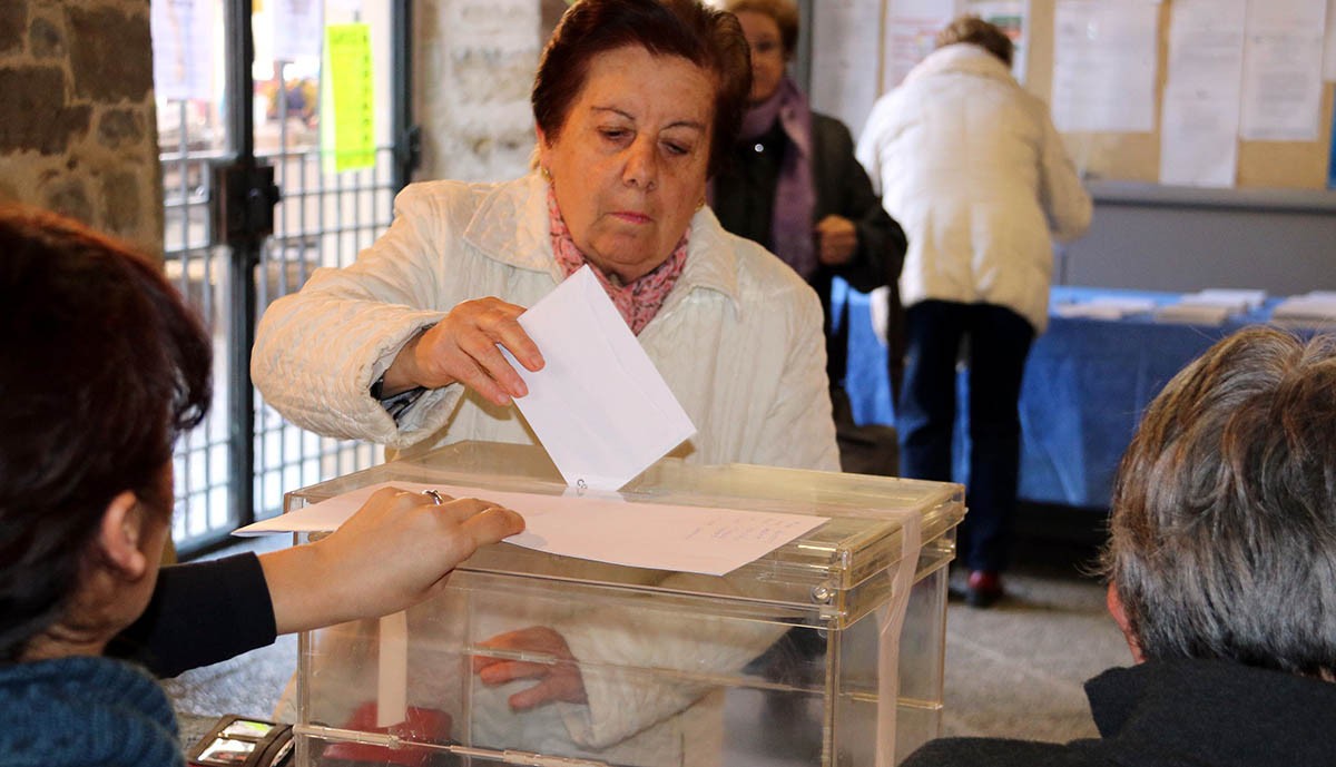 Una votant a la consulta de Bàscara,  l'Alt Empordà