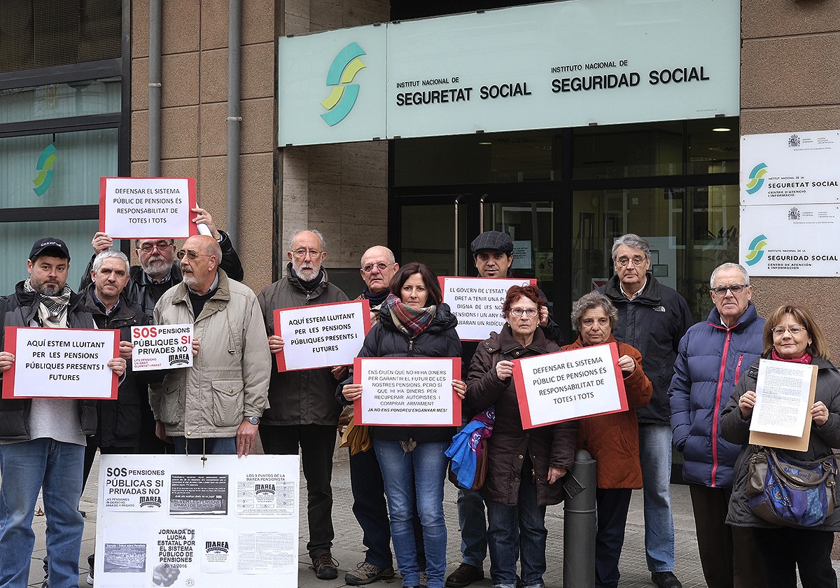 Activistes de la Marea Pensionista davant la seu de l'Institut Nacional de Seguretat Social a Vic